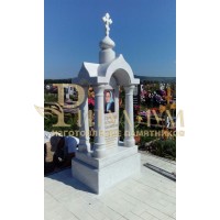 Часовни из белого мрамора